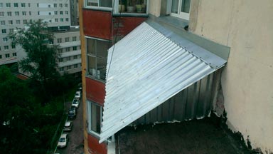 Установка крыши балкона из оцинкованного профнастила